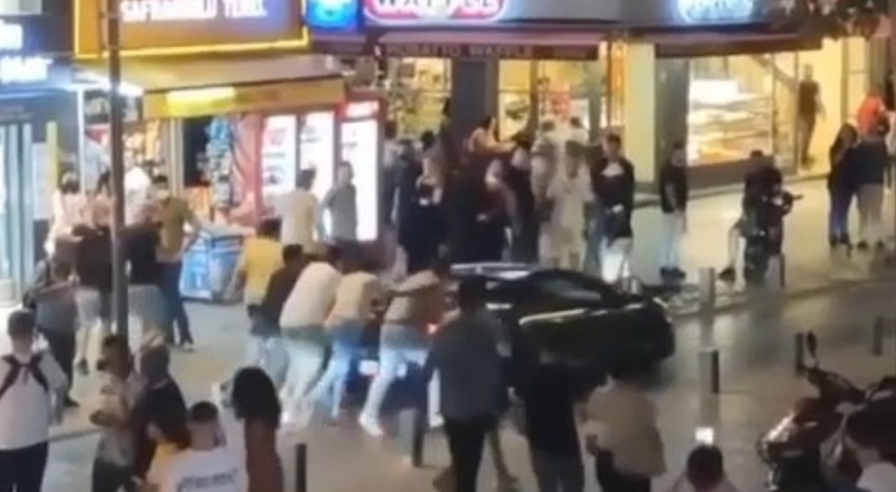 Yolda kalan milyon dolarlık Lamborghini ittiler!